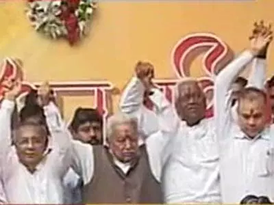 Keshubhai Patel launches Gujarat Parivartan Party