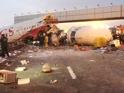 Four dead as Russian plane crashes into motorway
