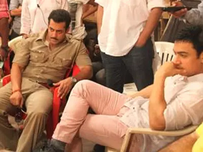 Aamir visits Salman on the sets of 'Dabangg 2'