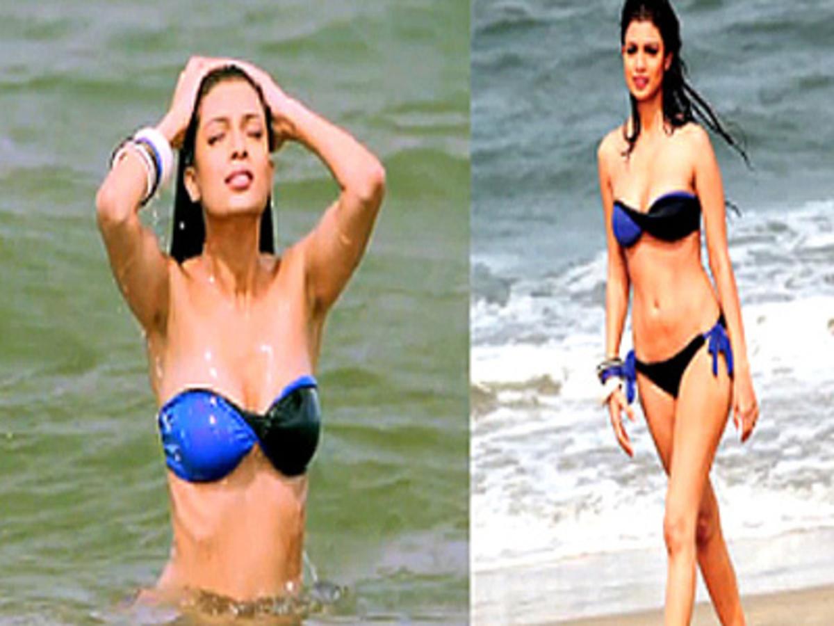 Excentriek verdacht Gaan wandelen Tina Desai dons a bikini in 'Table No 21'