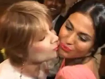 CAUGHT: Veena Malik kisses Bobby Darling!