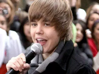 Justin Bieber singing on New Year's Eve