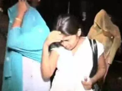 Mumbai cops detain 5 girls in a bar raid