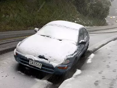 WATCH: Snow falls in New Zealand