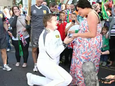 Man proposes to girlfriend on Olympic torch relay