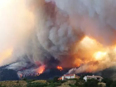 Powerful winds fuel Colorado wildfire