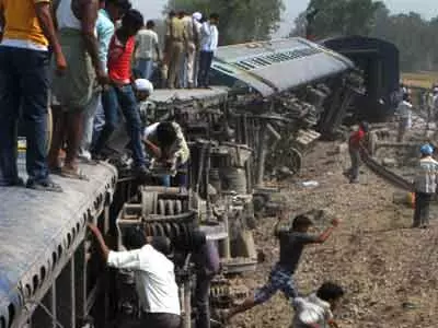 Howrah-Doon Express derails in Jaunpur, 6 dead