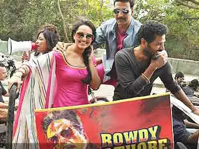 Akshay promotes ‘Rowdy Rathore’ at a rickshaw race event