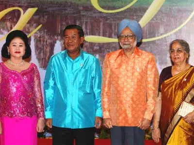 Manmohan Singh goes colourful for ASEAN