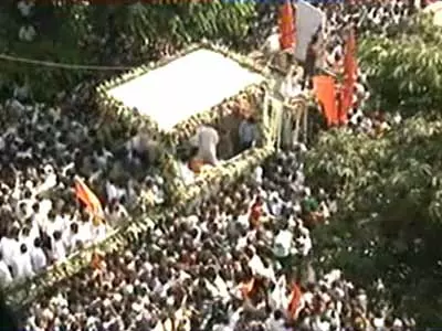 Lakhs of supporters follow Bal Thackeray’s funeral procession