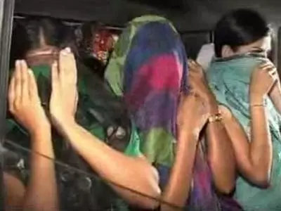 Mumbai: Cops detain 13 girls in a bar raid