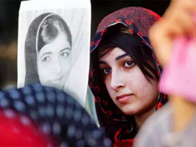 Pak schoolgirl shot by Taliban sent to UK for treatment