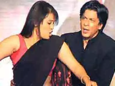SRK performing