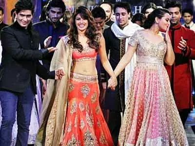 Bollywood celebs scorch the ramp for a noble cause
