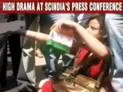 Cong workers, IAC members clash at Scindia’s conference