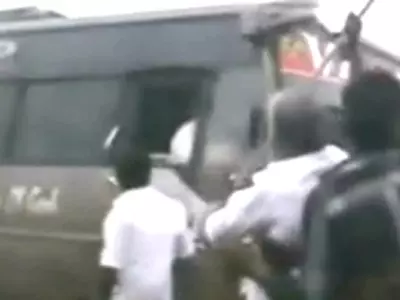 Buses carrying Lankan pilgrims attacked in Tamil Nadu