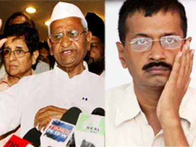 Anna Hazare dumps Kejriwal, teams with Ramdev
