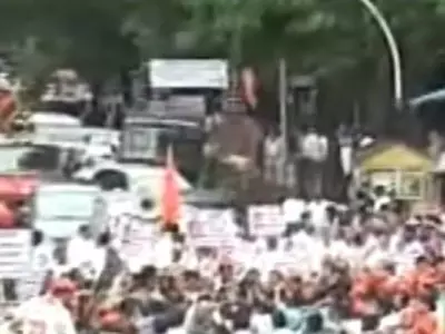 Diesel price hike: Shiv Sena takes to street