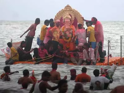 Mumbai: Devotees bid adieu to Lord Ganesha