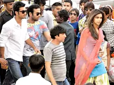 Ranbir, Deepika Get Mobbed In Rajasthan