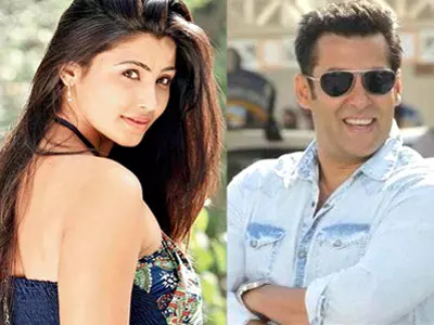 Onlookers at Lavasa, where Sallu has been shooting for his upcoming film helmed by Sohail Khan, say that the star and his heroine Daisy have been taking intimate walks and even going for bicycle rides during their free time.