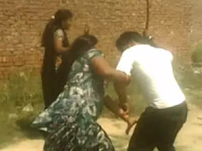 Men Beat Up Woman In Public