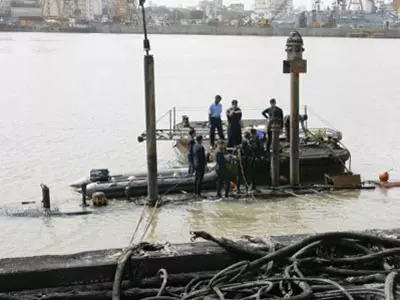 Navy divers find five bodies, survivors unlikely