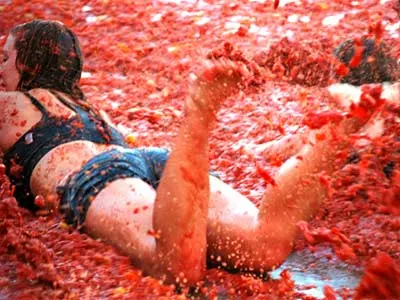 Thousands go crazy at Spain’s Tomatina festival