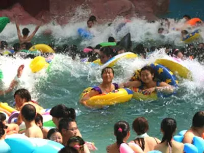 Thousands of Chinese hit pool to escape heatwave