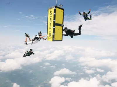 Escape Artist's Mid-Air Stunt