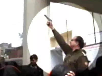 UP cop flaunts his gun