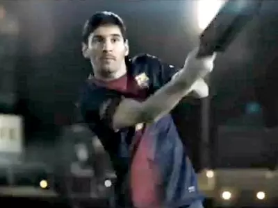 Lionel Messi PLAYS CRICKET!