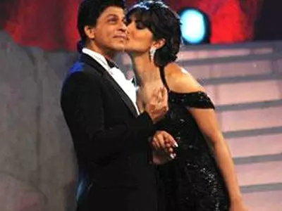 Priyanka kisses SRK as wife Gauri looks on