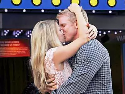 ‘Bachelor' Sean Lowe, Lesley set record for longest on-screen kiss