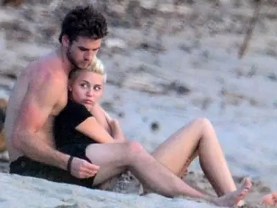 Miley Cyrus, Liam Hemsworth get cozy in Costa Rica
