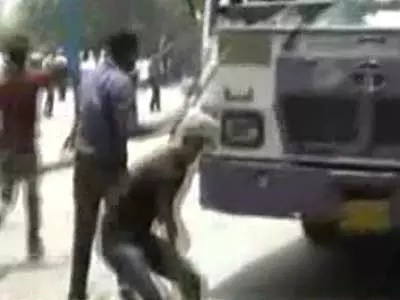 Protest against job quota turns violent in Allahabad