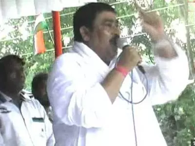 TMC leader asks workers to attack independent candidates, hurl bombs at cops