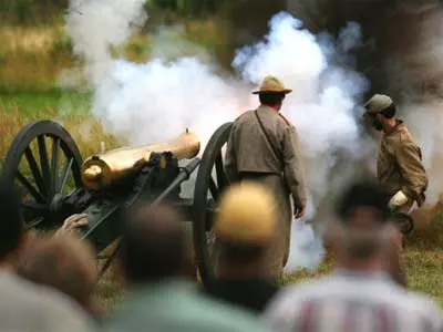 Thousands of history buffs recreated the Confederate Army's ill-fated attack on Gettysburg in honor of the 150th anniversary of the Civil War's pivotal conflict.