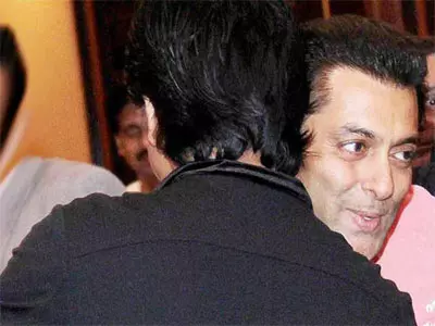 SRK Avoids Queries On Hugging Salman