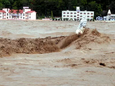 Heavy rains batter North India, thousands stranded