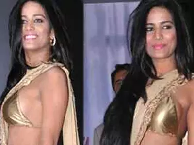 Poonam Pandey flashes side cleavage in slinky sari