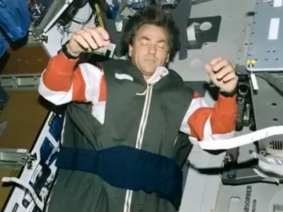 astronaut sleep in space