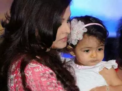 Baby Aaradhya with Aishwariya