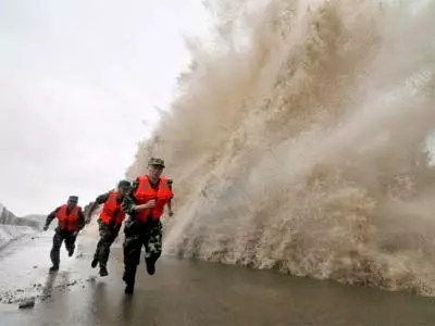 Typhoon Fitow slams into China, thousands evacuated