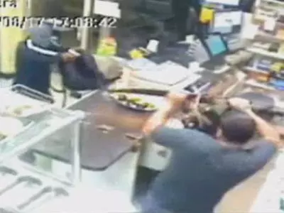 Caught on camera: Man thwarts robbery with machete