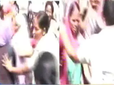 Police lathicharge women protesters in Lucknow
